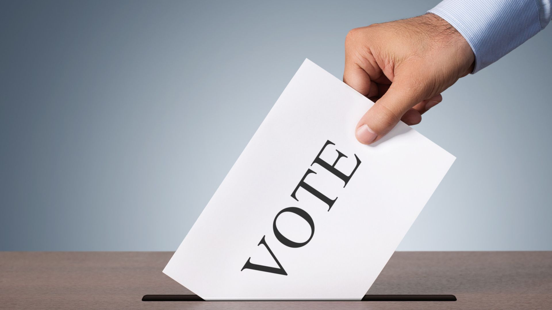 Homme en train de voter aux urnes.