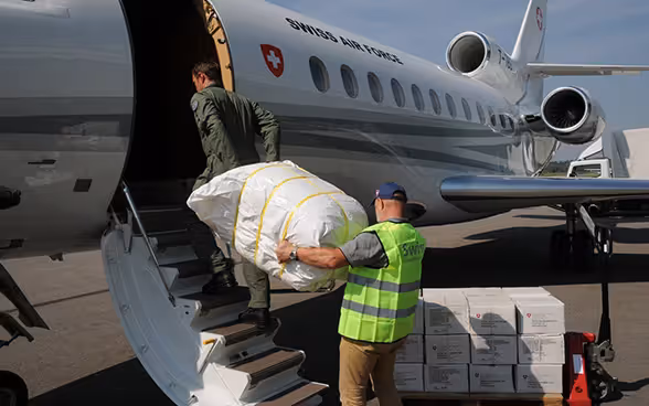 Les approvisionnements humanitaires sont chargés dans un avion à l’aéroport Berne-Belp.