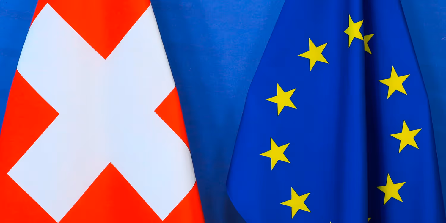 Les drapeaux de la Suisse et de l’Union européenne.