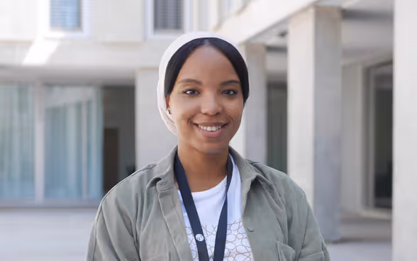 Les participants au sommet d'été MEM discutent assis sur des chaises en cercle.