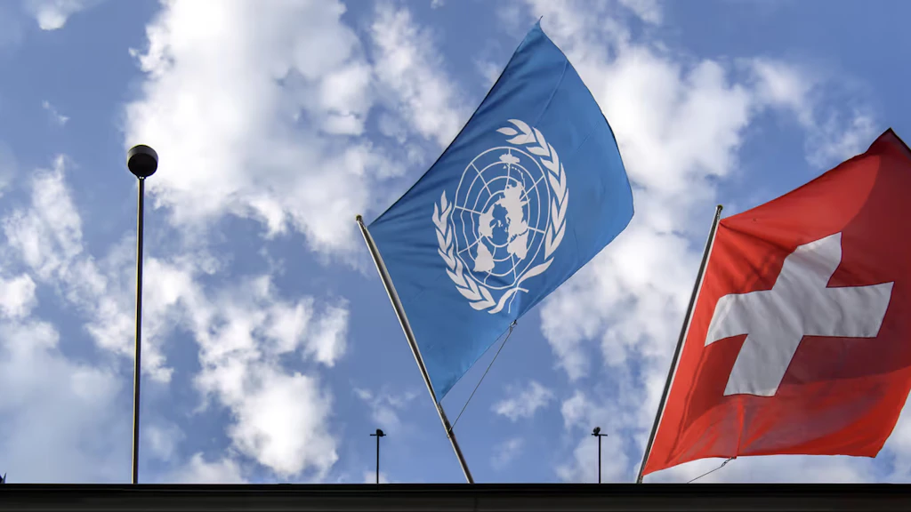 Le drapeau de l'ONU, à gauche, et le drapeau suisse, à droite, flottent sur le Palais fédéral.