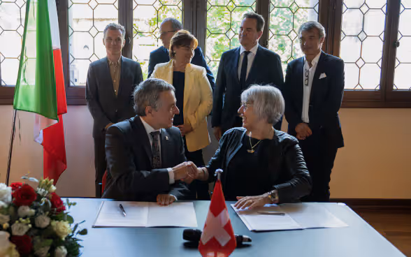 Photo du conseiller fédéral Ignazio Cassis et de la conseillère fédérale Elisabeth Baume-Schneider signant le mémoire d’entente à Venise.