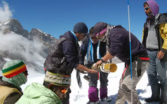 Groupe de personnes sur un glacier.