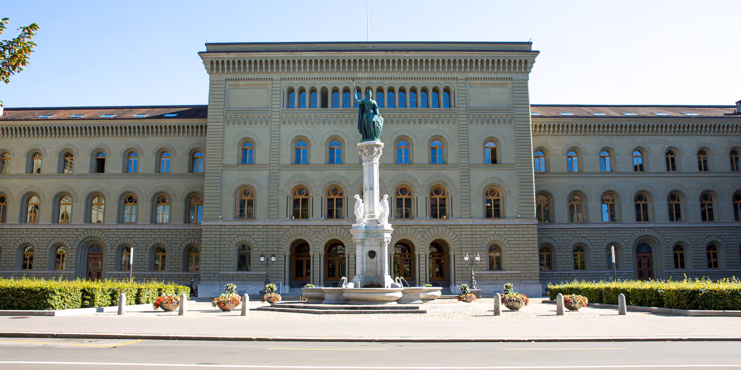 Vue du Palais fédéral ouest, avec la fontaine au premier plan