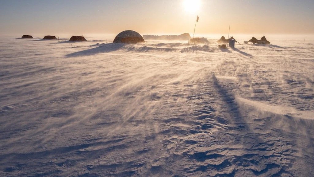 L'image montre un camp de recherche isolé sur la calotte glaciaire du Groenland dans le cadre du projet HI-SLIDE.