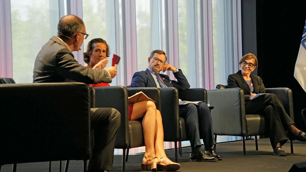Vue d'une table ronde au CERN à Genève.