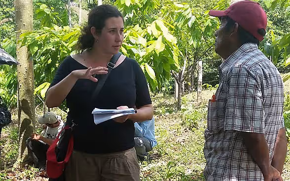 Andrea Inglin échange avec des producteurs de cacao au Nicaragua dans le cadre d’une visite de projet effectuée durant sa mission.