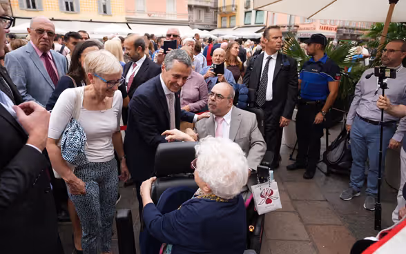 La population rassemblée sur la Piazza della Riforma à Lugano participe à la cérémonie officielle.