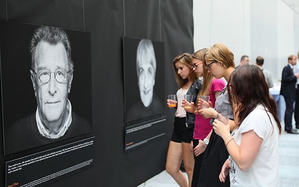 Des élèves de Bienne regardent les portraits de rescapés de la Shoah dans l’exposition « The Last Swiss Holocaust Survivors » organisée par la fondation Gamaraal.