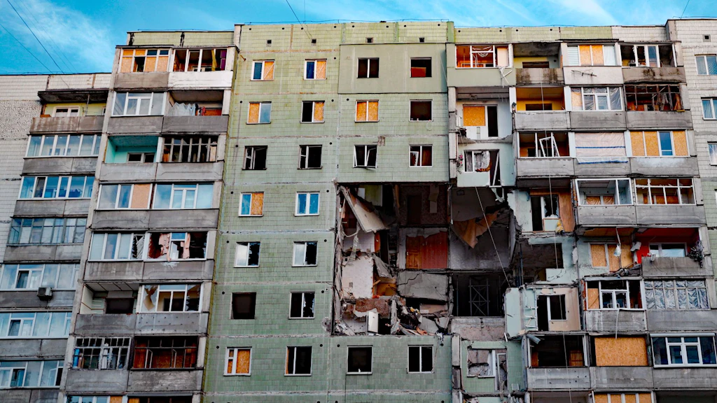 Une photo montre un immeuble d'habitation touché par une attaque de drone dans le cadre de l'offensive russe contre l'Ukraine, à Soumy, en Ukraine, le 30 janvier 2025.