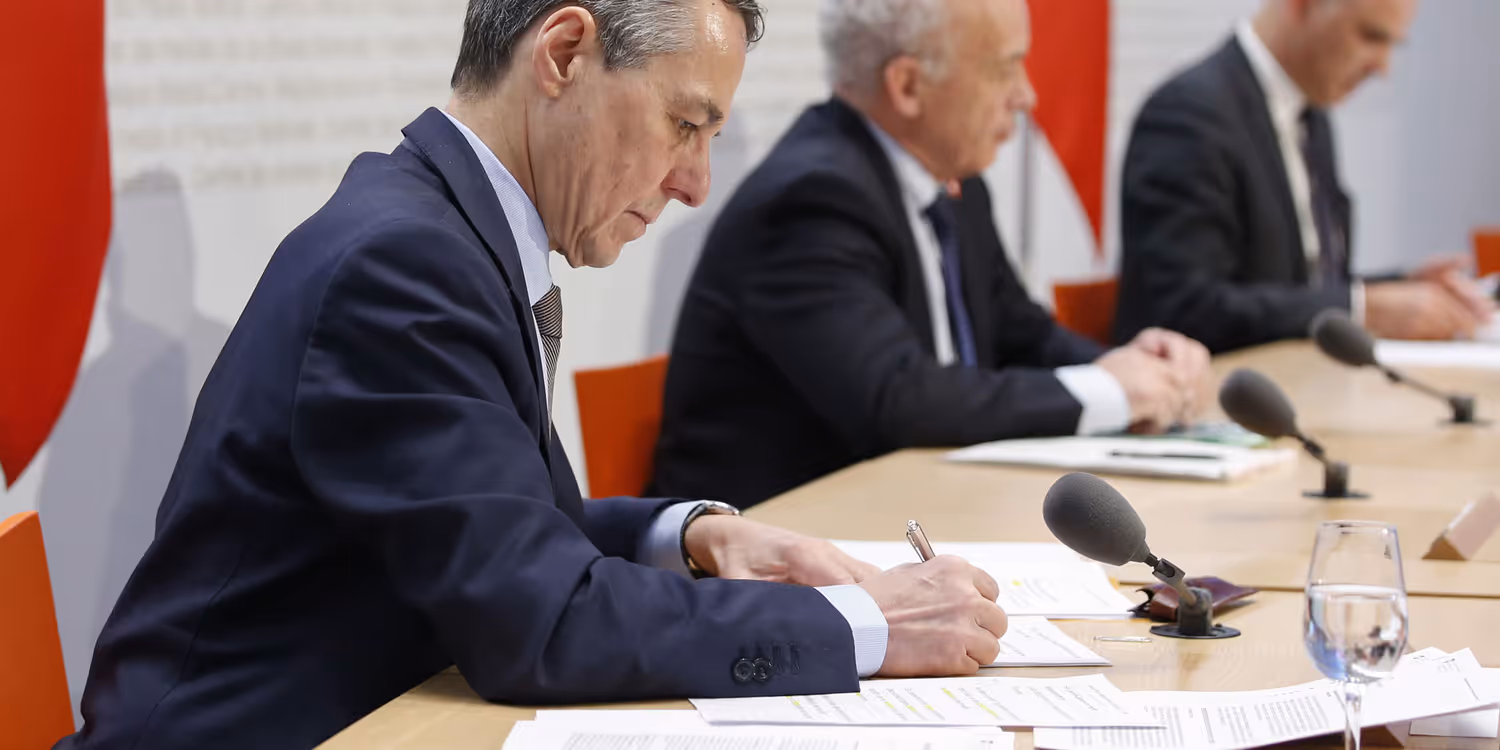 Le conseiller fédéral Ignazio Cassis, le conseiller fédéral Ueli Maurer et le conseiller fédéral Alain Berset, de gauche à droite, lors d'une conférence de presse du Conseil fédéral sur la situation du coronavirus, le vendredi 3 avril 2020 à Berne. 