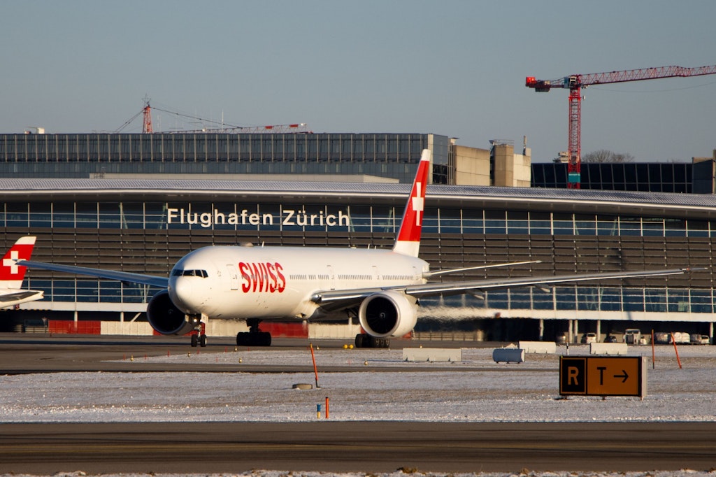 Un avion de la compagnie aérienne swiss est stationné à l’aéroport de Zurich.