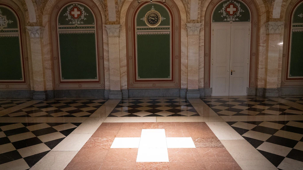 Vue sur l'intérieur de la Maison Ouest du gouvernement fédéral avec une croix suisse sur le sol.
