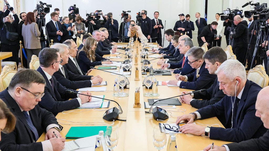 Le président en exercice de l'OSCE Ignazio Cassis et le secrétaire général de l'OSCE Feridun H. Sinirlioğlu lors d'un entretien avec le ministre russe des affaires étrangères Sergueï Lavrov à Moscou.