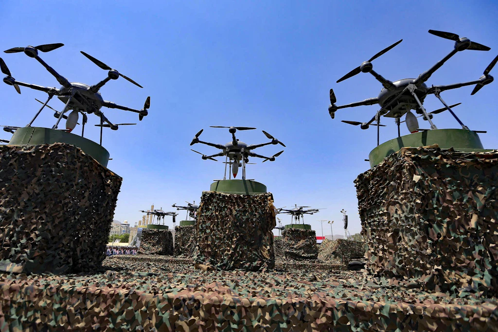 Plusieurs drones armés sur un véhicule militaire, présentés lors d’une parade des Houthis à Sanaa, au Yémen, le 21 septembre 2023.