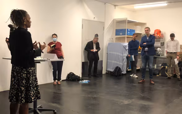 La directrice de la DDC Patricia Danzi s’exprime face à plusieurs journalistes. 