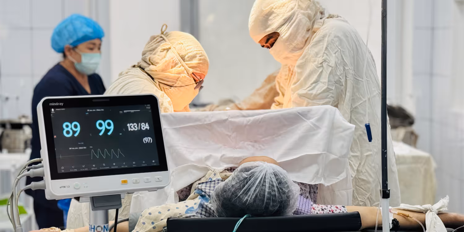 Salle d'opération avec personnel médical pendant un accouchement.