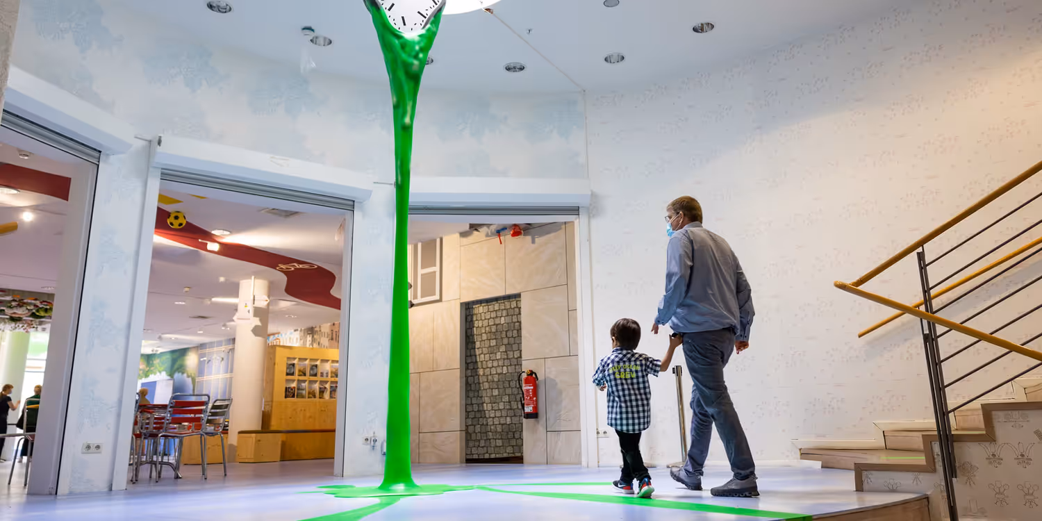 Un homme et un enfant entrent dans une pièce