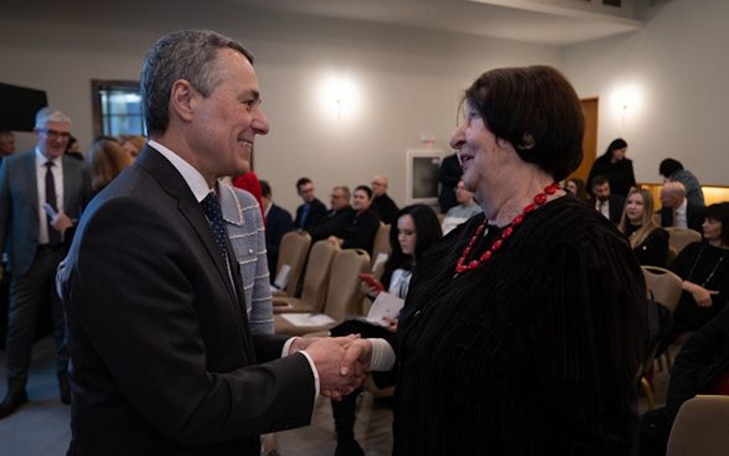 Le conseiller fédéral Ignazio Cassis et la linguiste roumaine Magdalena Popescu.