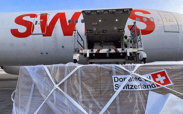 Ouverture de la soute de l’avion de la compagnie Swiss contenant du matériel de secours.