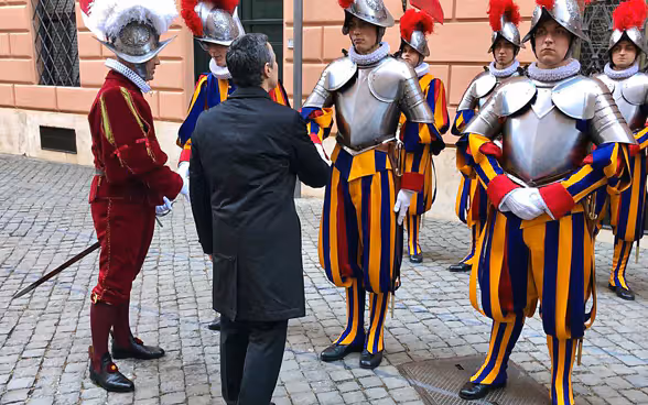Le conseiller fédéral Ignazio Cassis serre la main d'un garde à l'occasion de la prestation de serment du Vatican le 6 mai 2019.