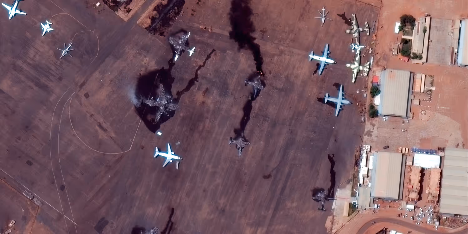 Image d’en haut de la piste d’atterrissage de l’aéroport de Khartoum, où l’on peut voir plusieurs avions. Quatre avions ont été brûlés.