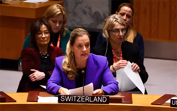 Alexandra Baumann s'exprime à la table du Conseil de sécurité de l'ONU.