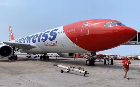 Le Boeing d’Edelweiss est en cours de préparation sur la piste de l’aéroport de Goa, peu avant le décollage. 