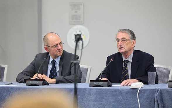 Ivan Levkovits (à dr.), rescapé de la Shoah et éditeur des « Mémoires de survivants de l’Holocauste », s'exprime lors d’une séance de l'assemblée plénière de l’AIMH. À côté de lui, François Wisard, chef du Service historique du DFAE.