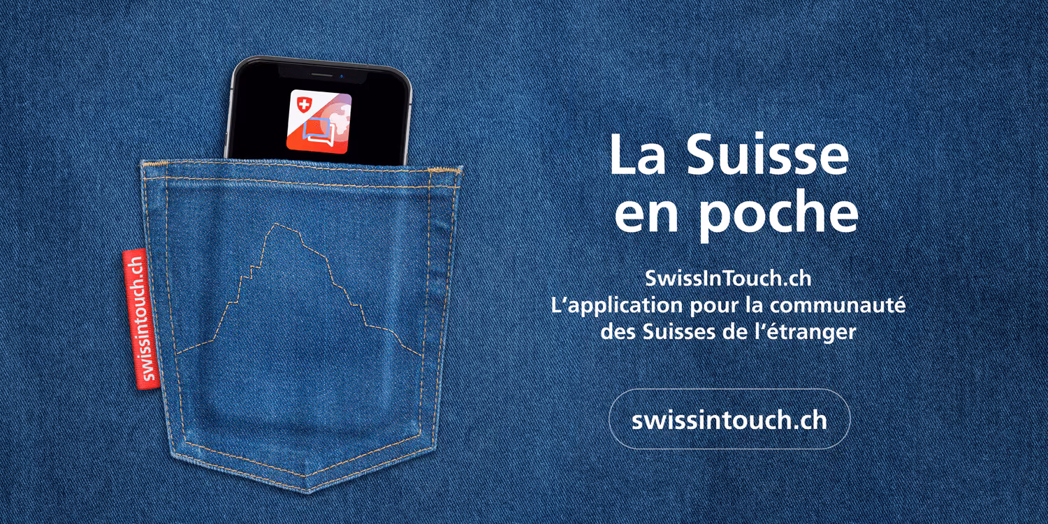 Un téléphone portable dans une poche de pantalon ornée du Cervin, annonçant le lancement de l’application SwissInTouch.