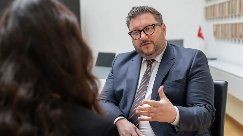 La foto mostra Chasper Sarott, capo della Divisione Personale del DFAE, durante un’intervista sul tema delle carriere trasferibili.