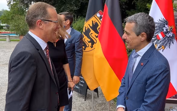 Il consigliere federale Ignazio Cassis parla con Walter Schönholzer, presidente del governo cantonale della Turgovia.