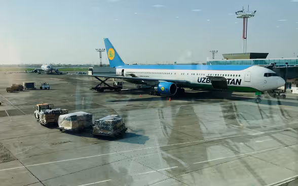 All'aeroporto di Tashkent l’aereo viene caricato.