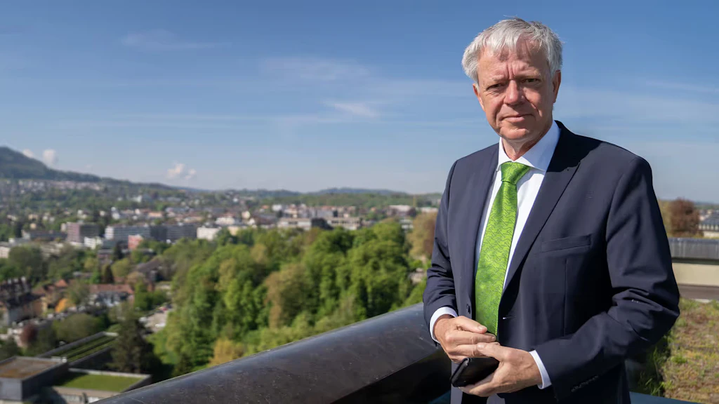 Leendert Verbeek su una terrazza con vista sulla città di Berna.
