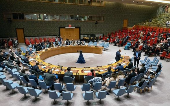 Vista del tavolo a forma di ferro di cavallo alla riunione del Consiglio di Sicurezza delle Nazioni Unite a New York il 18 giugno 2024.