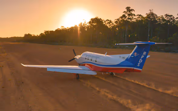 Quando è a rischio una vita, entra in gioco l’affidabilità svizzera: un PC 12 dell’RFDS su una pista di sabbia nell’outback australiano.