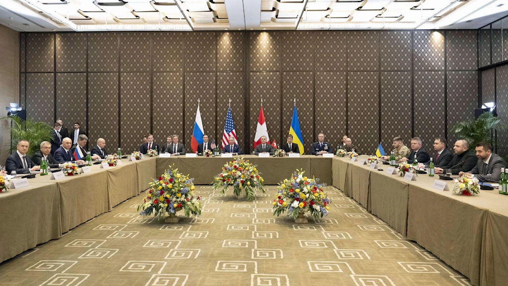 Il consigliere federale Cassis è seduto a capotavola accanto alla delegazione degli Stati Uniti. A destra nella foto sono seduti i membri della delegazione ucraina, a sinistra quelli della delegazione russa.