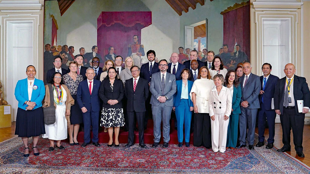 Le delegazioni dei 15 Stati membri del Consiglio di Sicurezza delle Nazioni Unite e il presidente colombiano Gustavo Petro posano per una foto di gruppo.