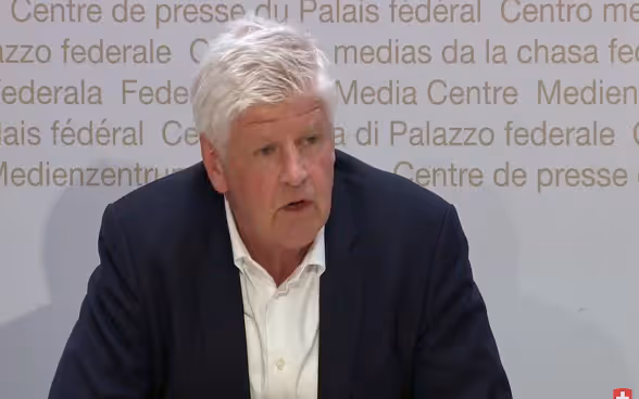 Hanz-Peter Lenz durante la conferenza stampa del 14 aprile 2020.