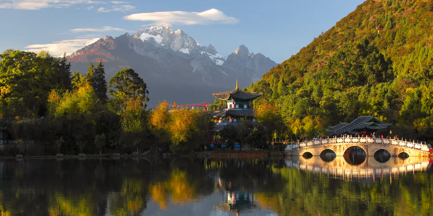 Veduta dello Yolong Xueshan da Lijang.