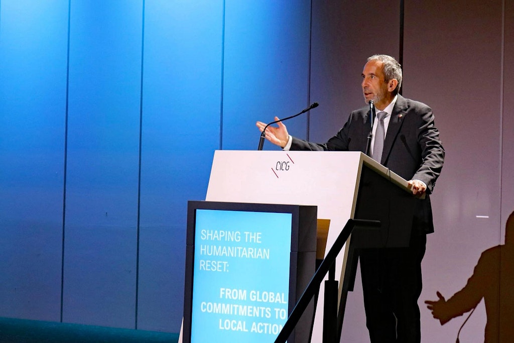 Dominik Stillhart parla davanti a una sala gremita.  