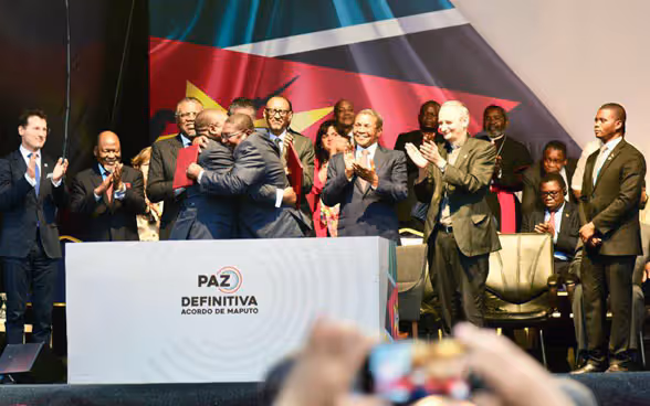 Le parti in conflitto nel Mozambico si abbracciano dopo la firma di un accordo di pace nel 2019.