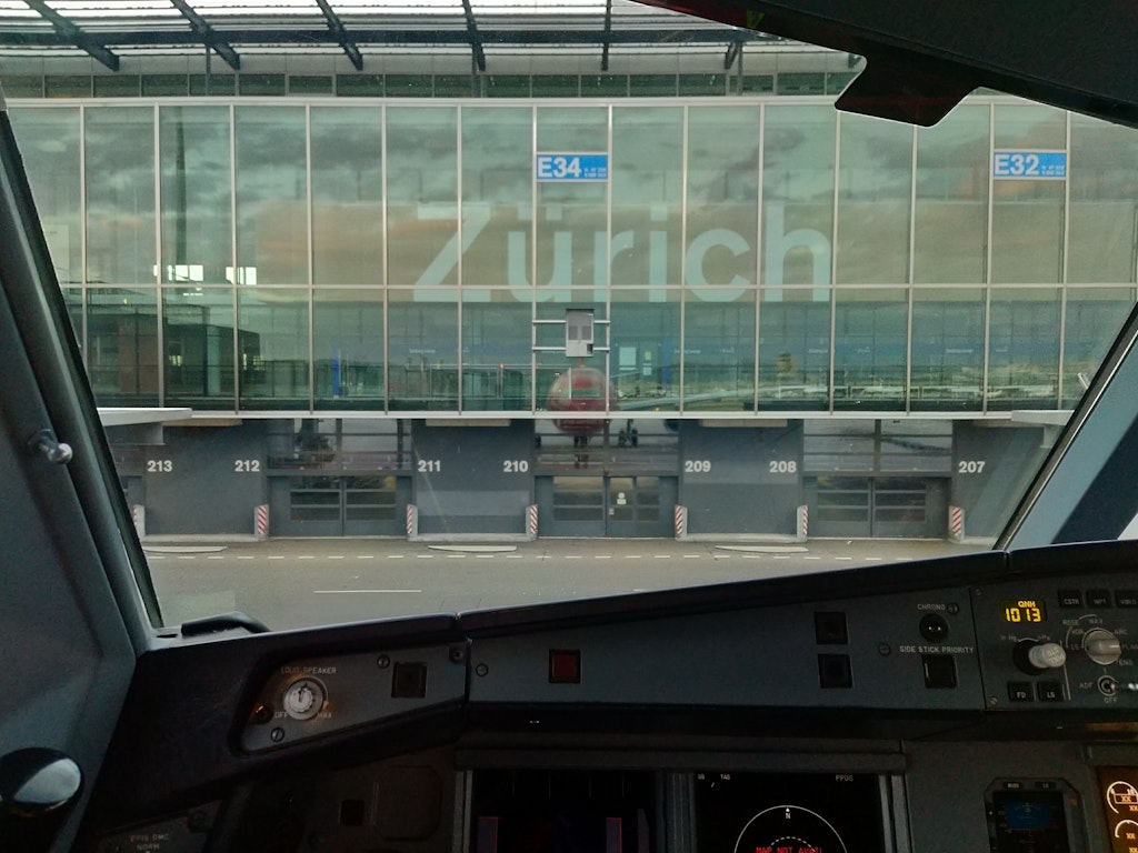 Imbarco al gate 34 dell’aeroporto di Zurigo, fotografato dalla cabina di pilotaggio di un aereo.