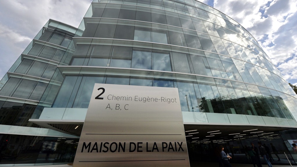 Due ali di un edificio in acciaio e vetro che ospita i centri di Ginevra.