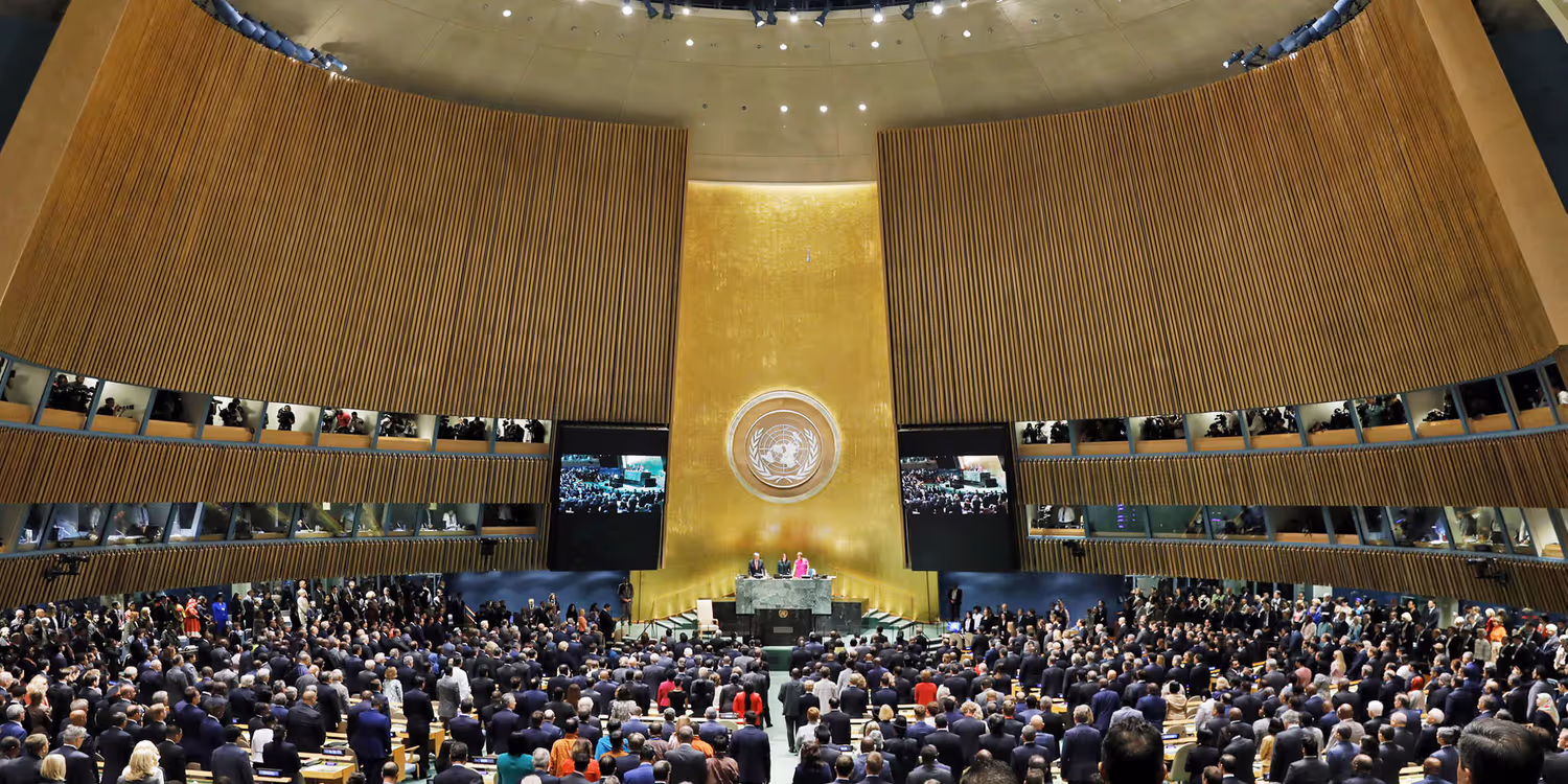 La sala dell'Assemblea generale delle Nazioni Unite occupata da un gran numero di persone.