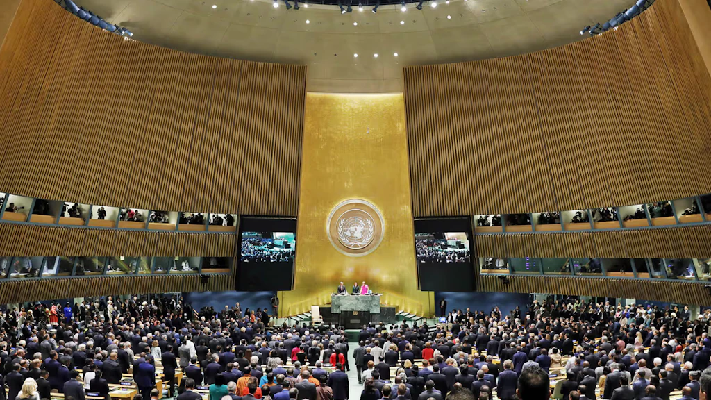 La sala dell'Assemblea generale delle Nazioni Unite occupata da un gran numero di persone.