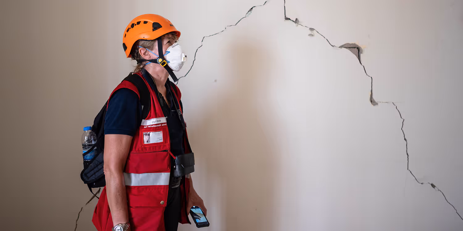 Durante il suo incarico a Beirut, l'ingegnere Regina Wenk controlla se le crepe nel muro possano mettere a rischio la stabilità dell'edificio.