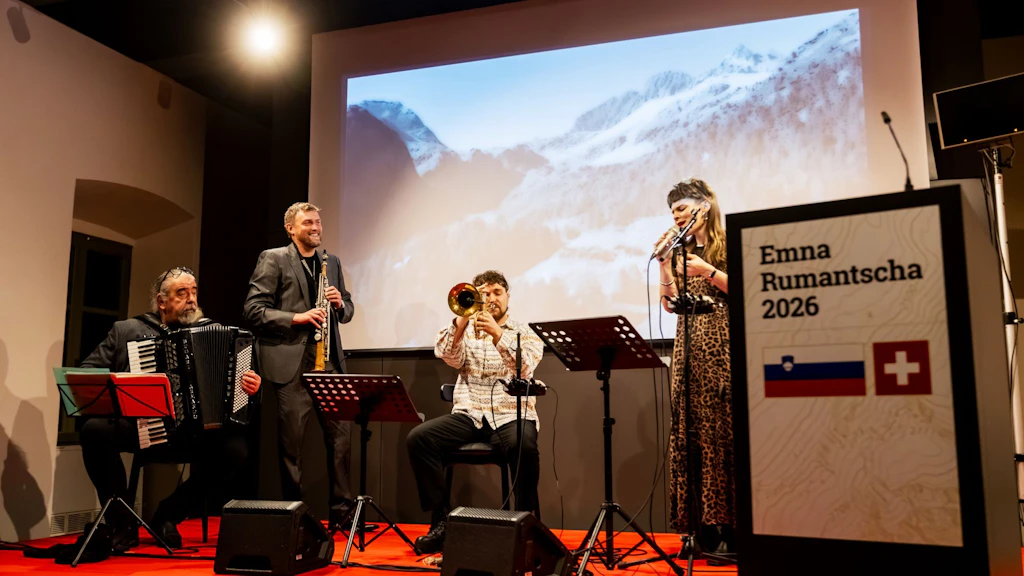 Chiara Jacomet, Samir Raschid, Aleksander Ipavec e Tomaž Nedoh suonano sul palco. 