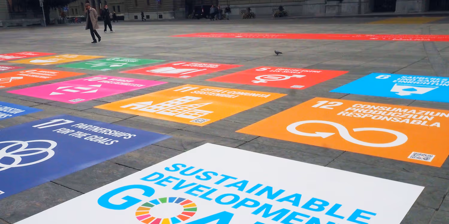 Sul pavimento di Piazza federale sono incollati degli adesivi con i simboli dei 17 obiettivi di sviluppo sostenibile.