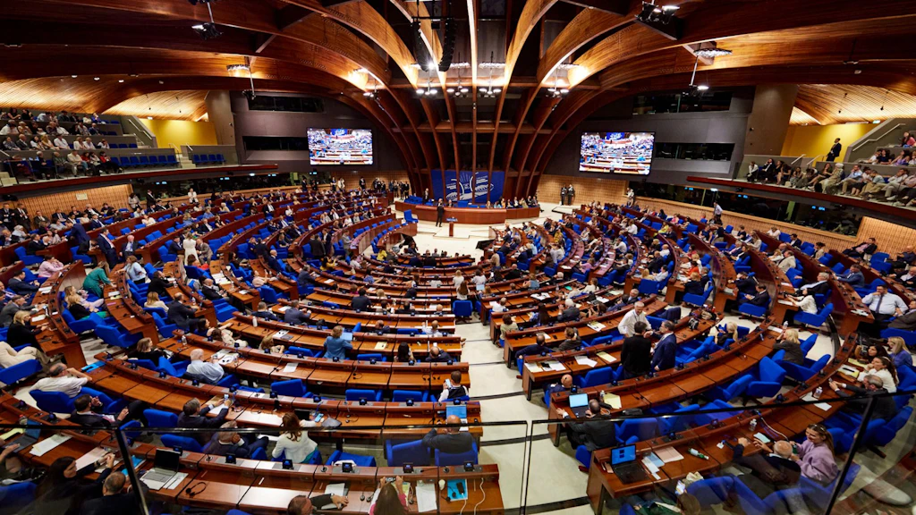 Veduta interna della sala plenaria del Consiglio d’Europa a Strasburgo. Le delegate e i delegati siedono ai loro posti.